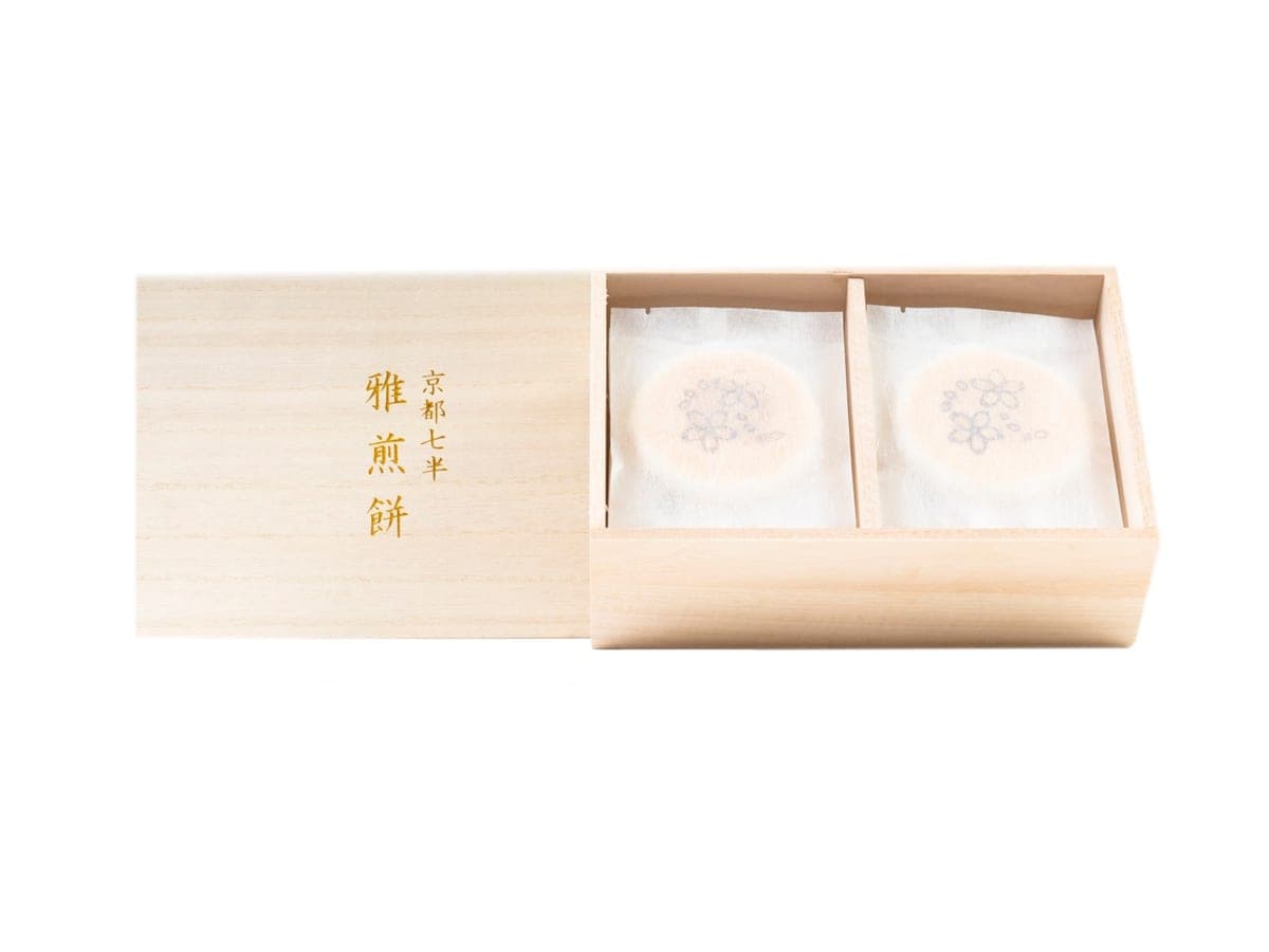 桐箱に納められた雅煎餅の贈答セット